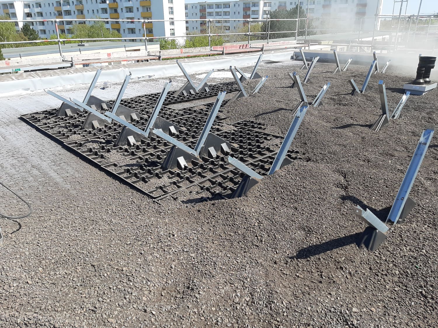 Aufstaenderung einer Solaranlage auf dem Substrat eines Gruendachs in der Freudenberger Straße, Berlin-Spandau
