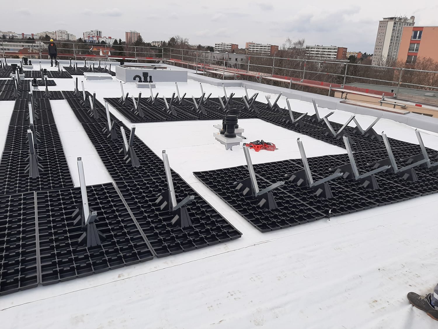 Aufstaenderung einer Solaranlage im Rahmen Bau Gruendachs in der Freudenberger Straße, Berlin-Spandau