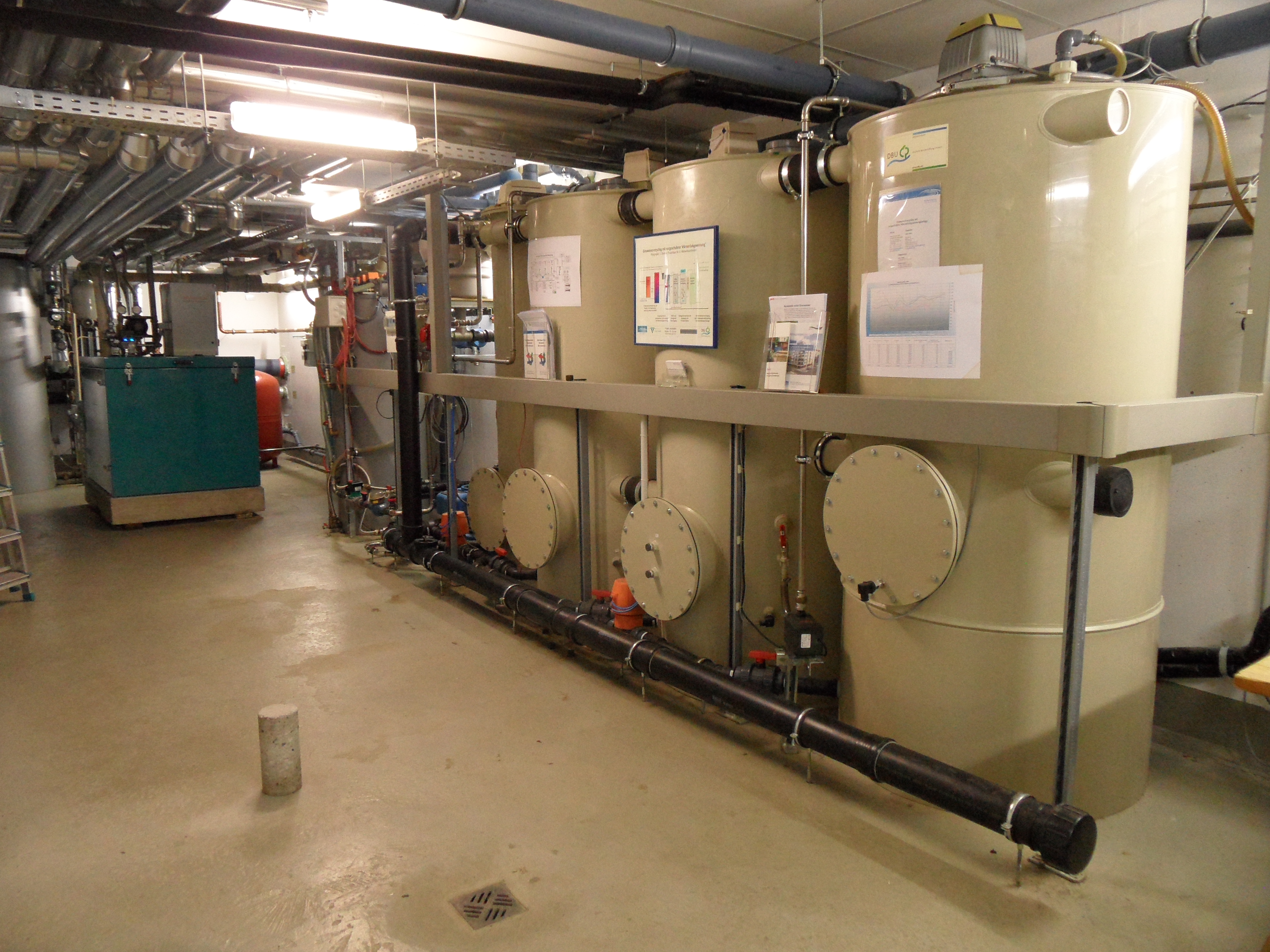 Grauwasseranlage mit drei großen Behältern im Keller