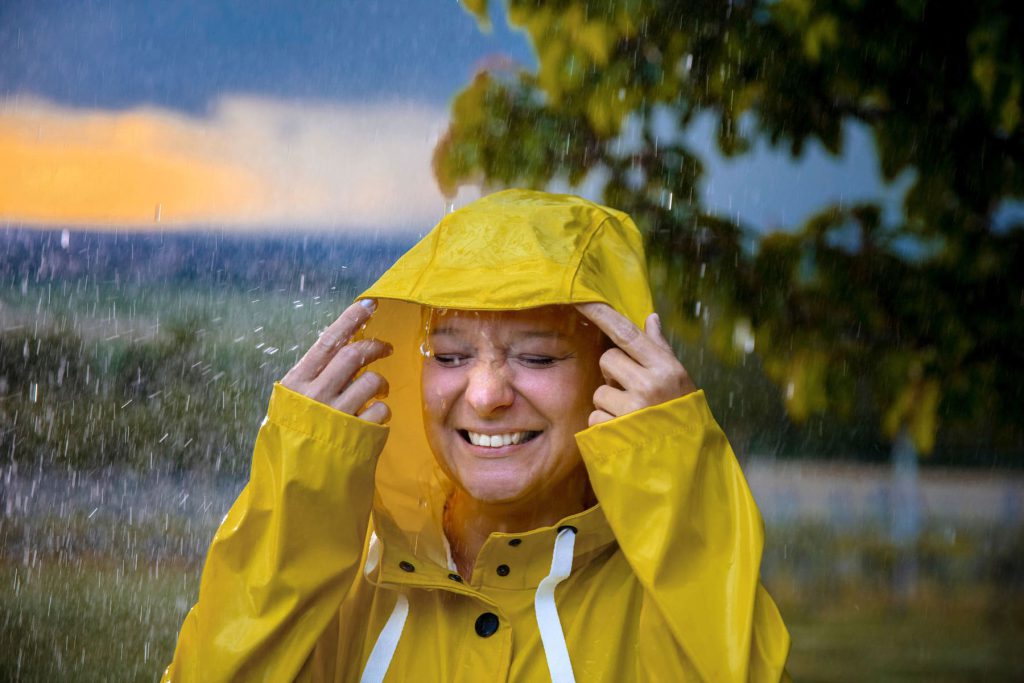 Projektdatenbank-Header: Frau mit Regenjacke