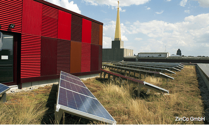 Photovoltaikanlage auf einem extensiven Gründach in Leipzig