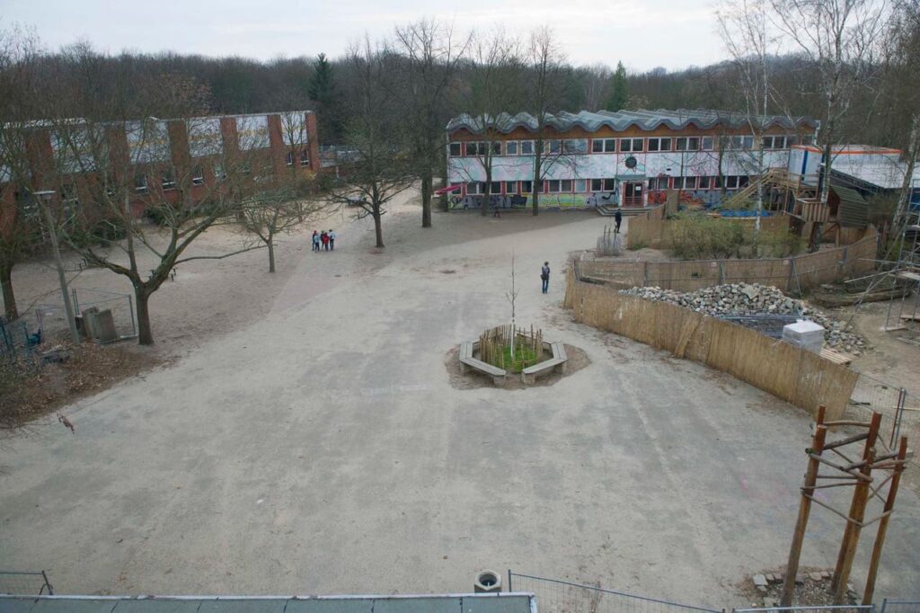 Waldorfschule am Prenzlauer Berg vor der Entsiegelung des Schulhofs