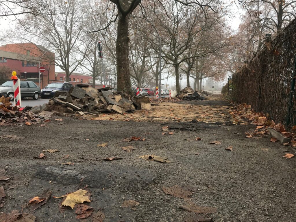 Ensiegelung eines Fußwegs in Neukölln