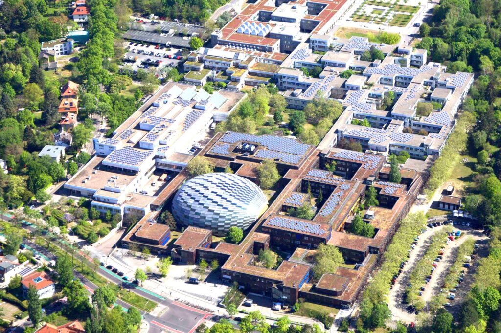 Lufbild - Beispiel für Kombination von Gründach und Solar.