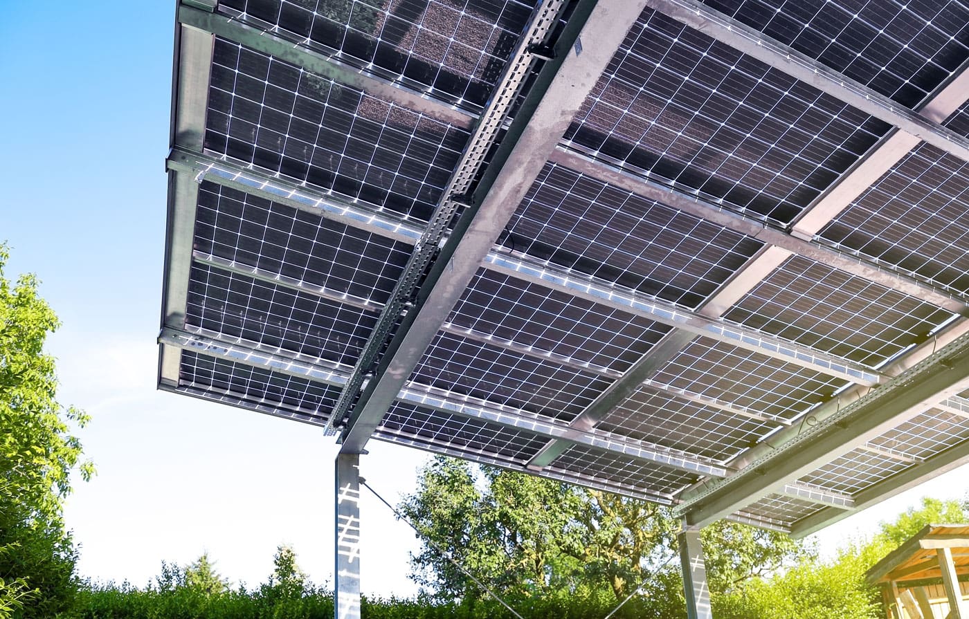 Blick auf die Unterseite einer Solar-Pergola