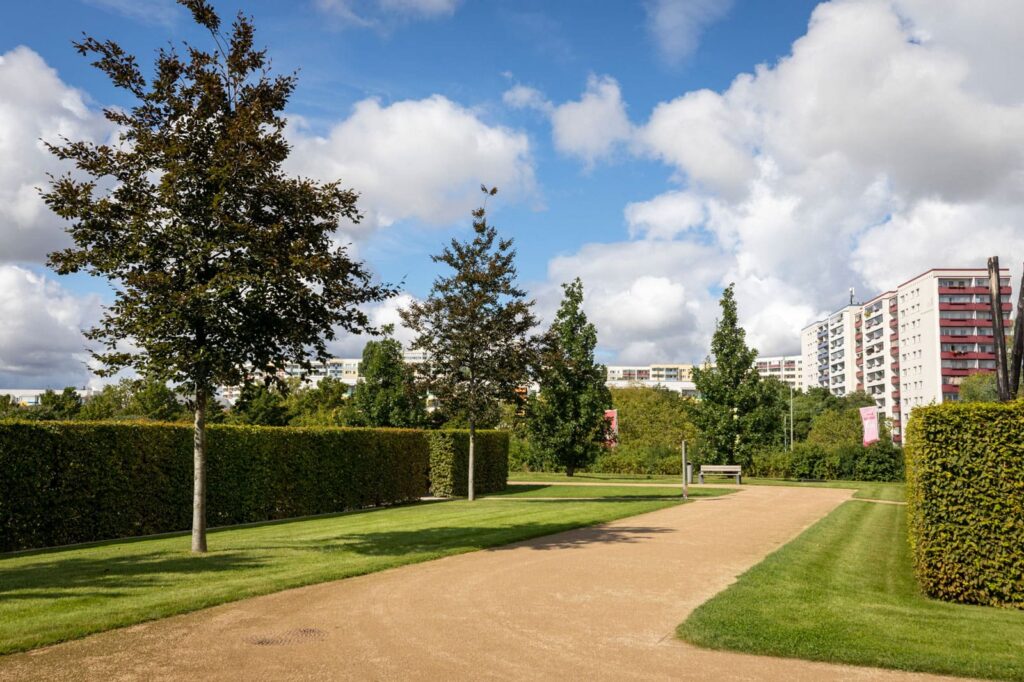 Wassergebundene Wegedecke in den Gärten der Welt Berlin-Marzahn als Beispiel für teildruchlässige Flächen