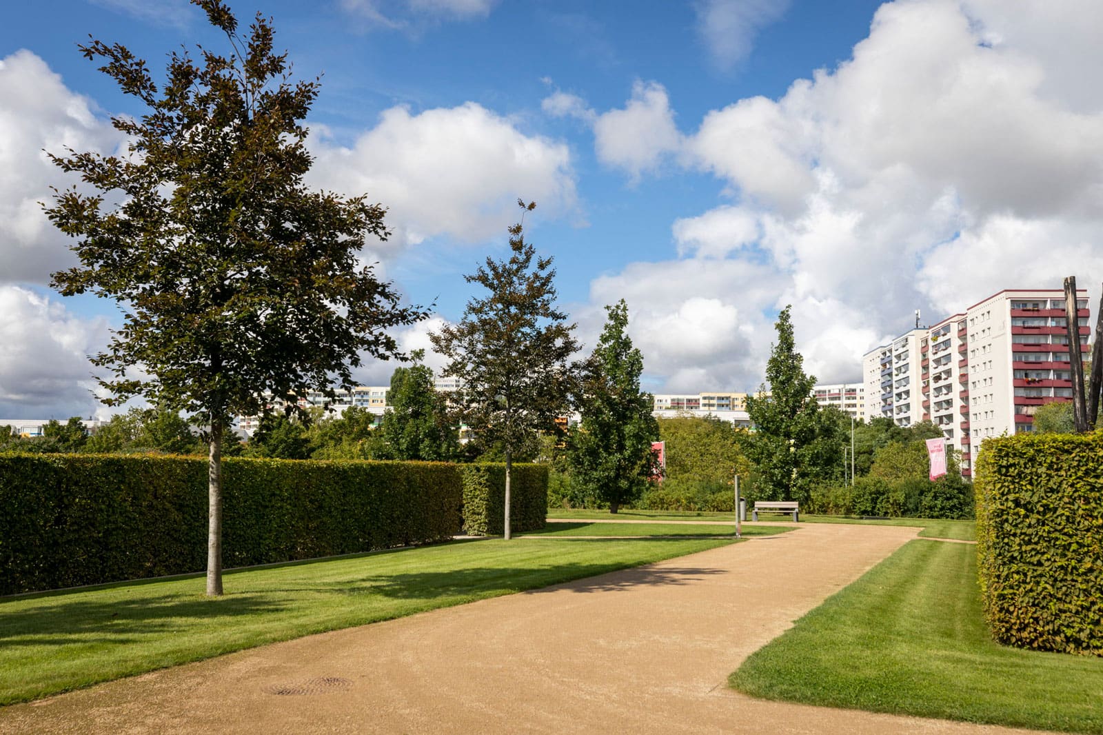 Wassergebundene Wegedecke in den Gärten der Welt Berlin-Marzahn als Beispiel für teildruchlässige Flächen