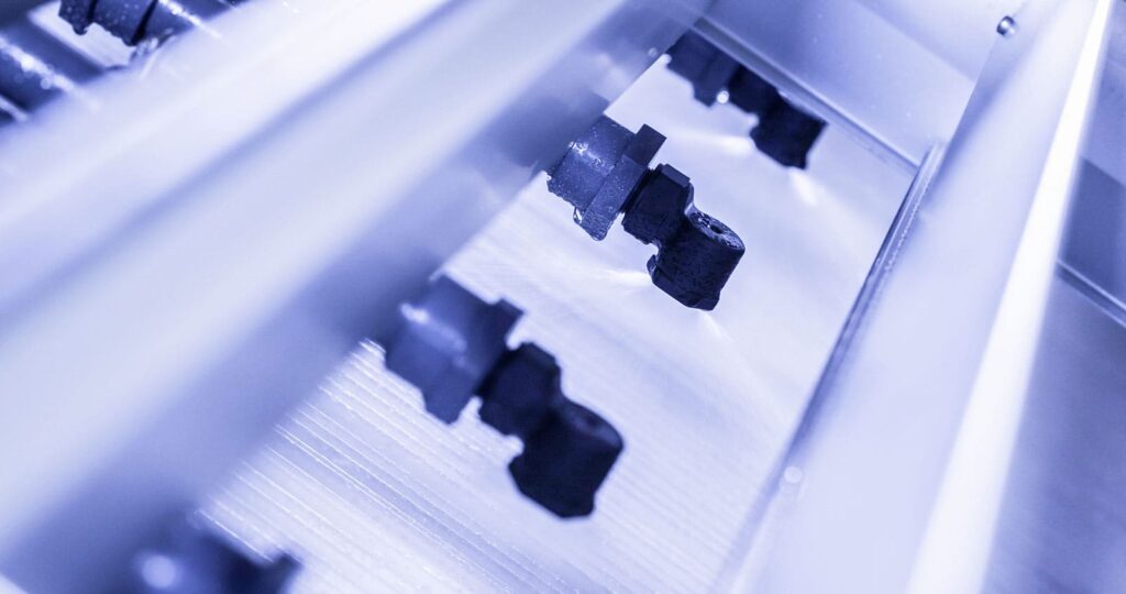 Regenwasser wird bei der adiabaten Gebäudekühlung über Düsen in den Abluftstrom verrieselt