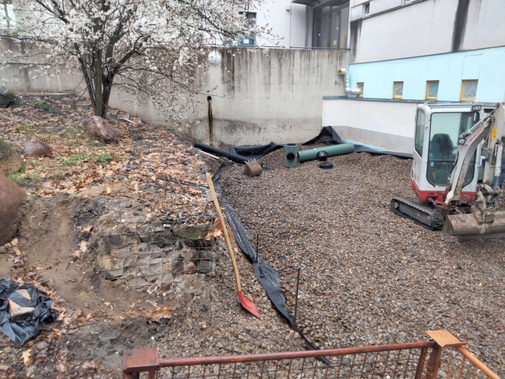 Einbringung Schotter in Biotop