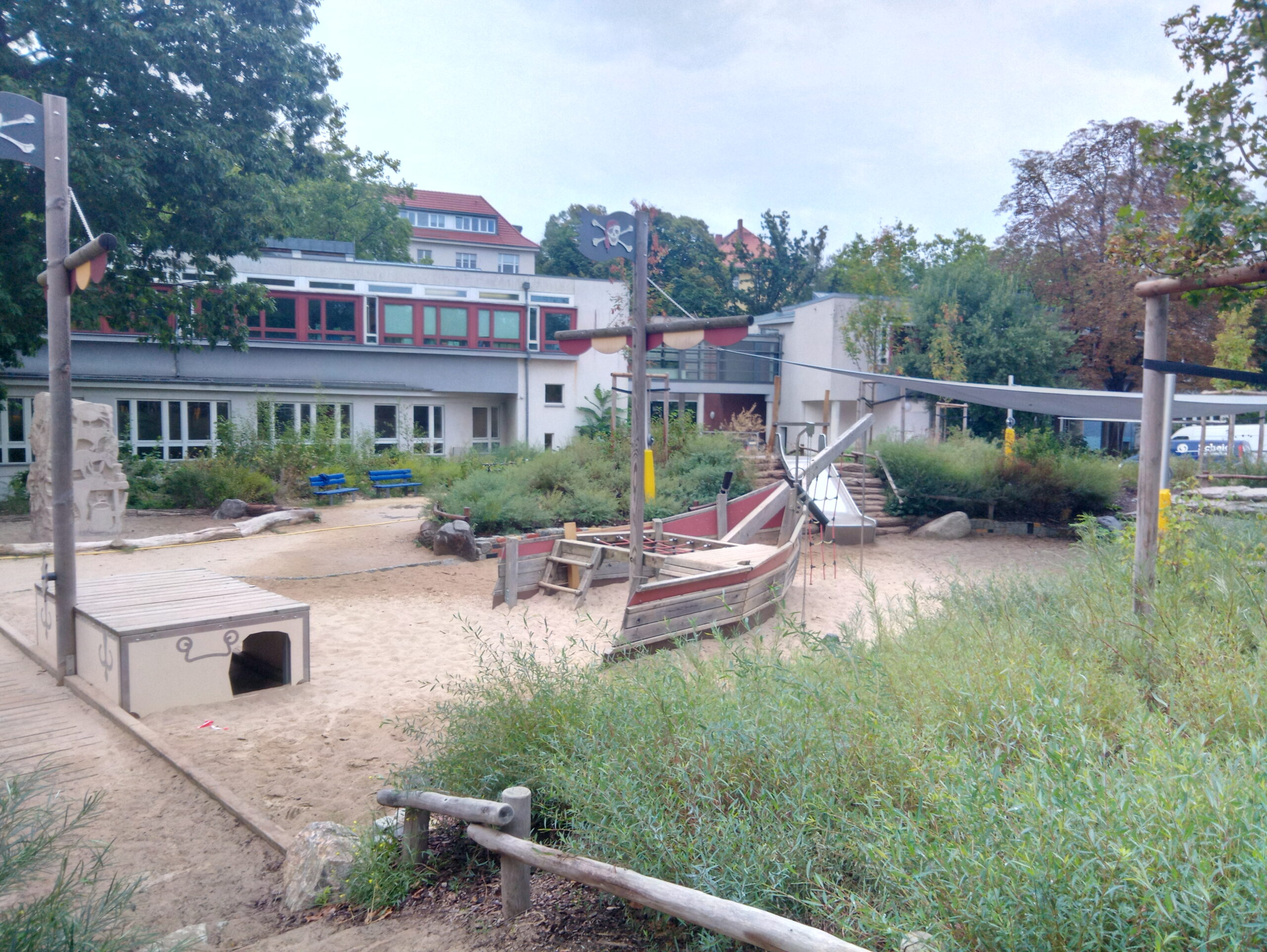 Schulhof und Hauptgebäude der Grundschule