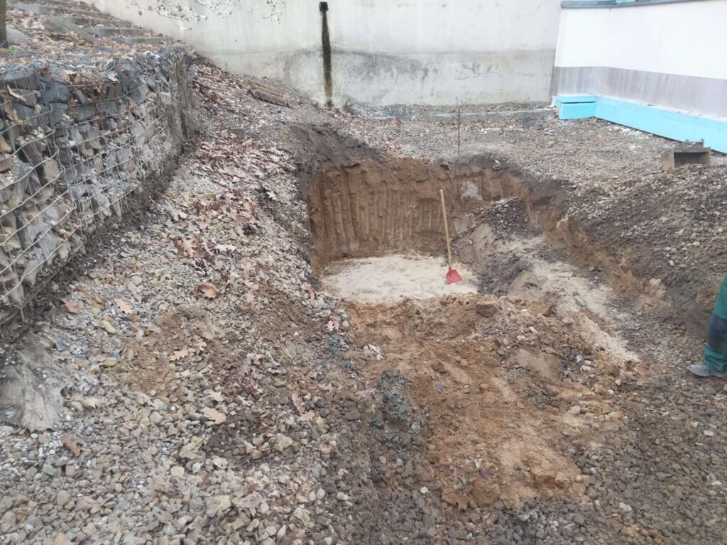 Durchstoßung der Lehmschicht - Rigole im Bau (Biotop)