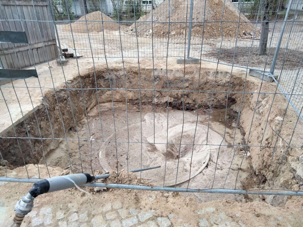 Sand eingeschlämmt in 5 m tief versenkten Schacht