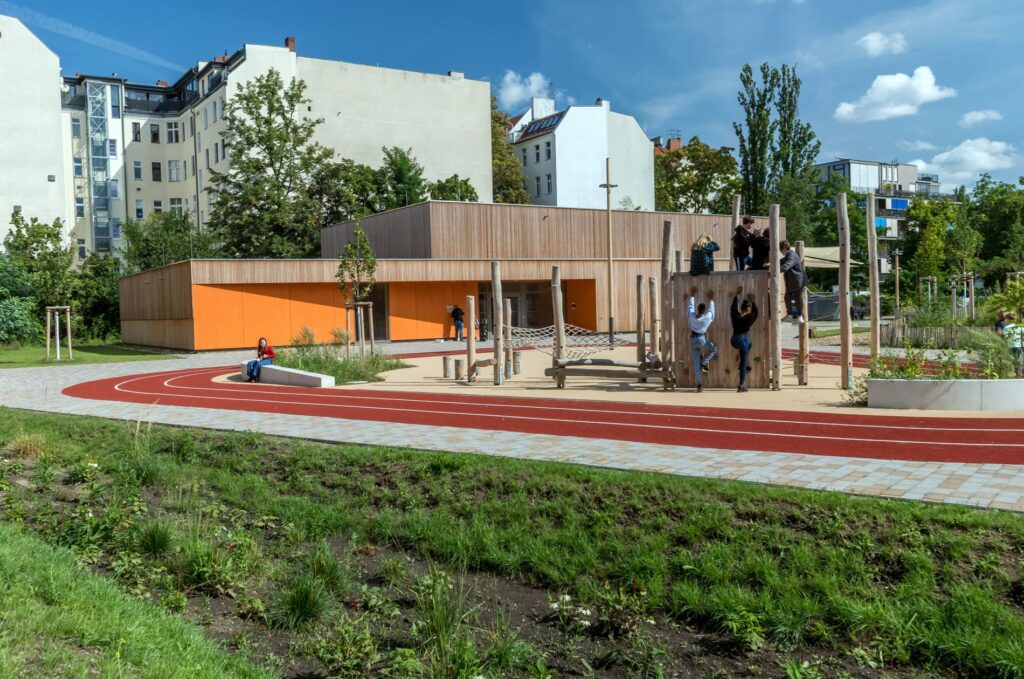 Muldenrigole und Spielgeräte auf dem Pausenhof