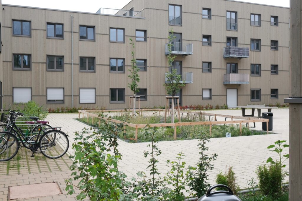 Quartiers-Innenhof mit sickerfähigem Pflaster und Grünflächen
