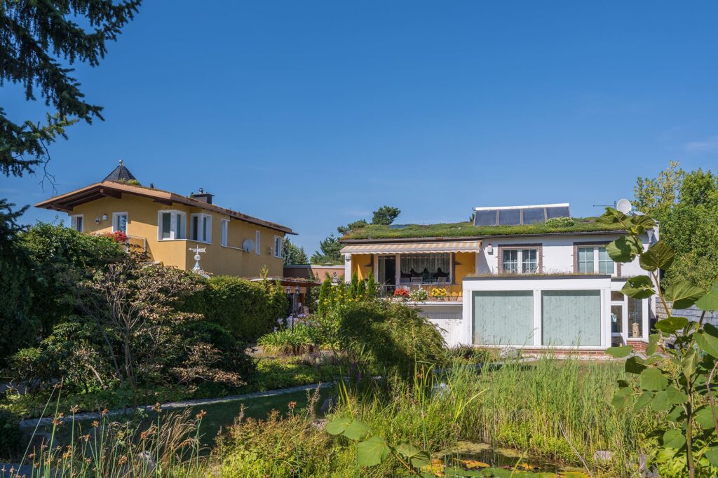Dachbegrünung, entsiegelte Flächen und eine künstliche Wasserfläche auf einem Privatgrundstück in Berlin-Mahlsdorf