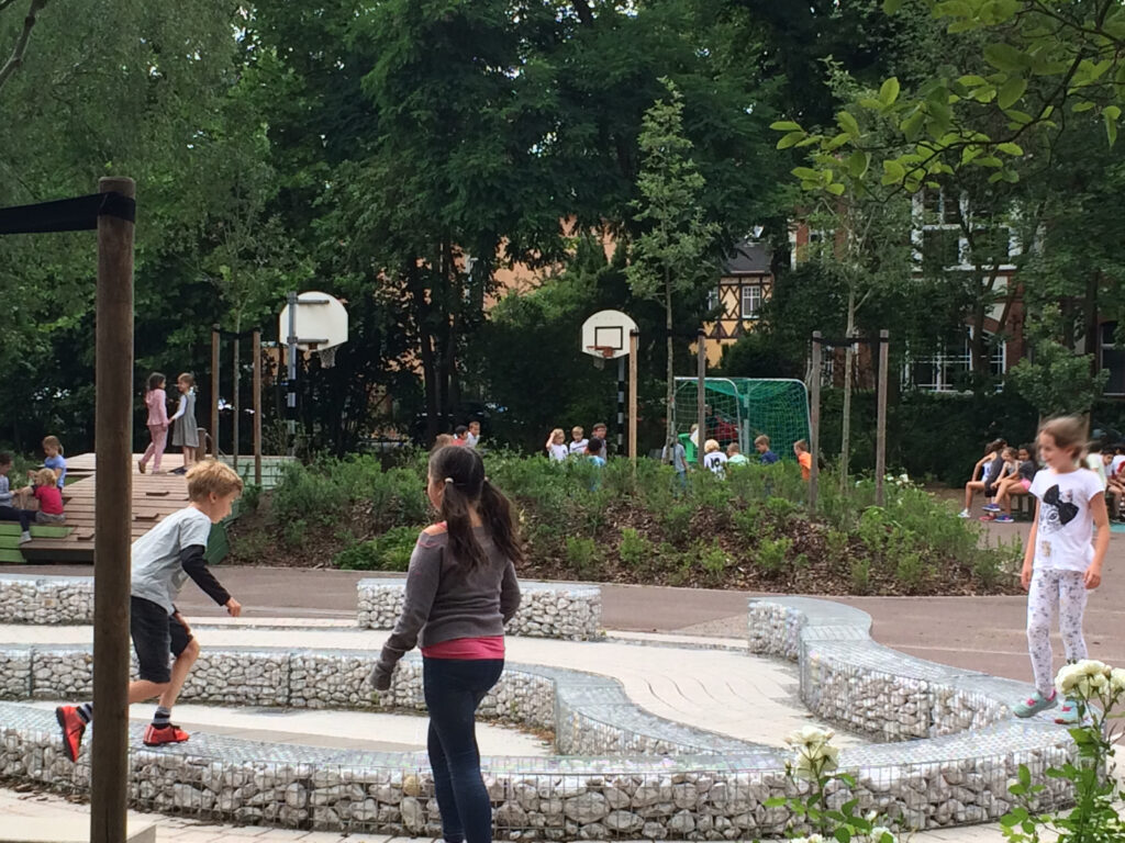 Grünes Klassenzimmer - Spiel- und Retentionsfunktion. Schwammstadt in der Schule