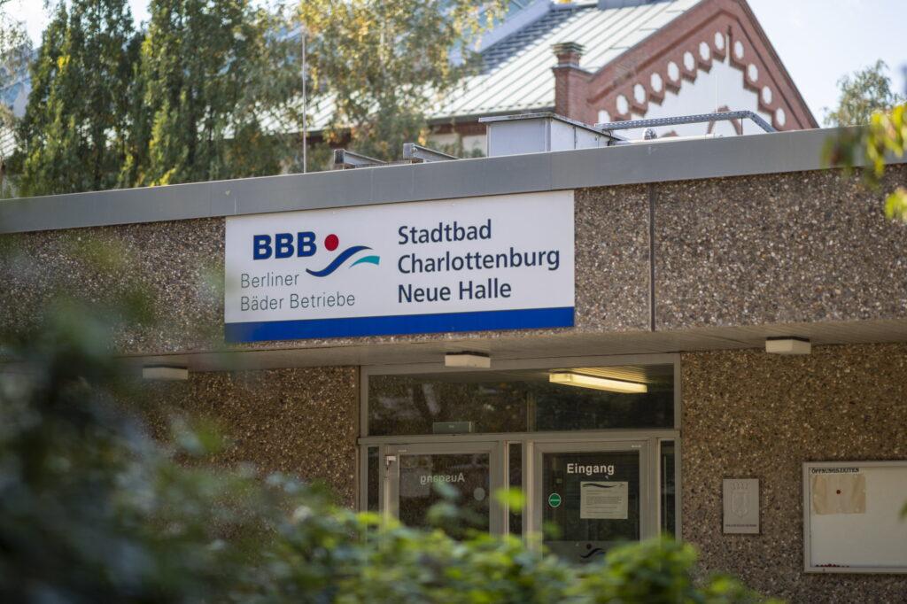 Regenwasser von dem zu sanierenden Dach der Schwimmhalle der Berliner Bäderbetriebe soll in dem angrenzenden Park zur Bewässerung gespeichert oder versickert werden.