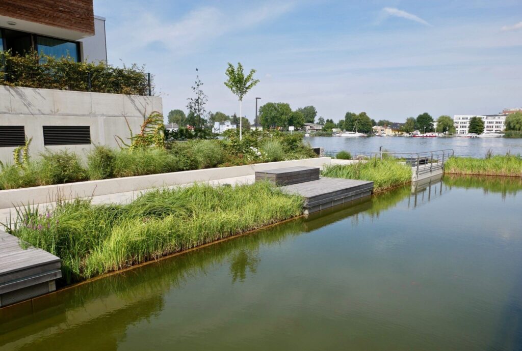 Holzpodeste als Bänke am Übergang der Wasserfläche in die Dahme