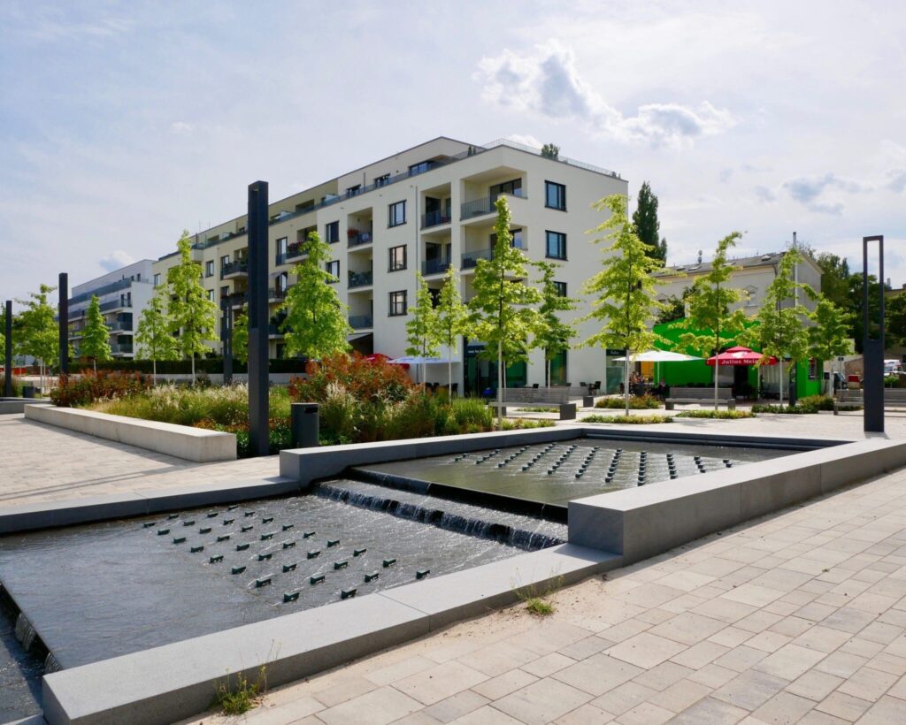 Wassereinlauf über Stufen in den künstlichen See