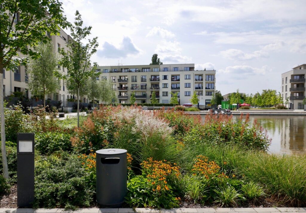 Künstliche Wasserfläche als Maßnahme dezentraler Regenwasserbewirtschaftung im Neubau-Quartier 52° Nord