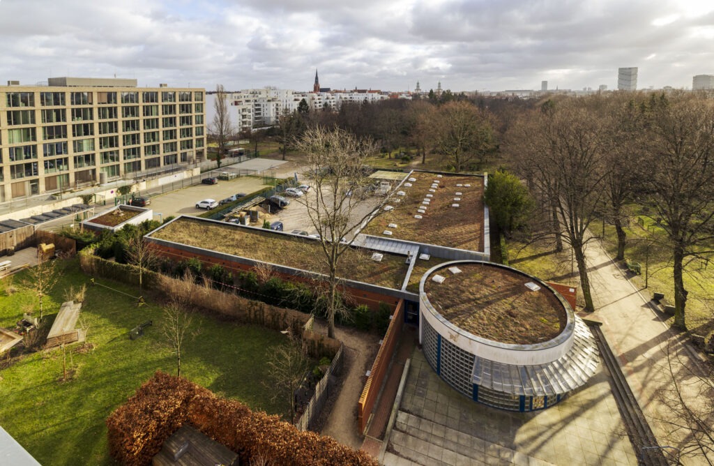 Der Regenabfluss des Büroneubaus (links im Bild) und von Parkplatz, Betriebshof und Gebäude des Friedhofs (mittig) wird in die Zisterne geleitet.
