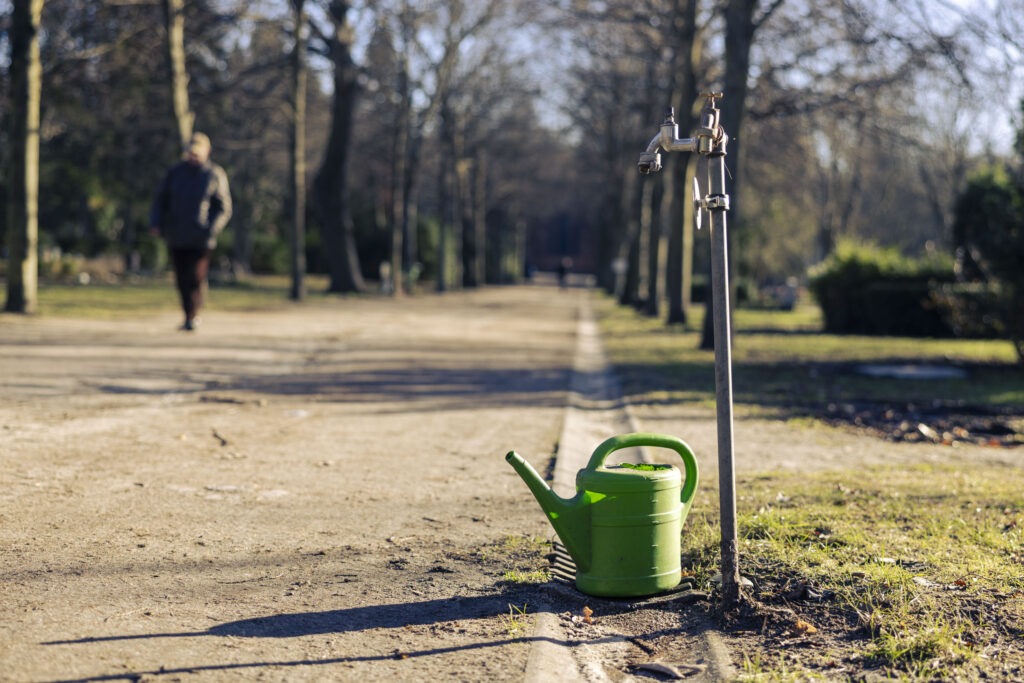 Der Friedhof wird mit Regenwasser aus der Zisterne bewässert. Ein Beispiel für Grundstücksübergreifende Bewirtschaftung