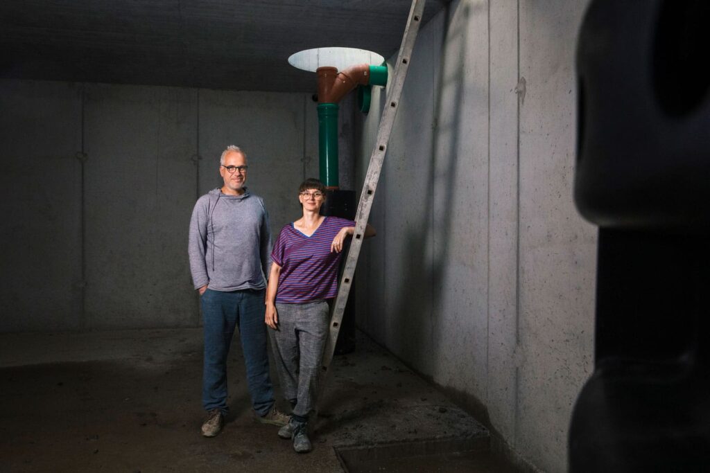 Sven Hänichen und Han Van Acoleyen im Innern der Zisterne unter dem Friedhof Georgen-Parochial II