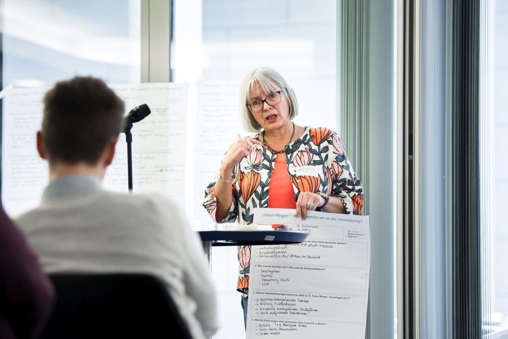 Teilnehmerin, die ihre Ideen zum Thema Abkopplung im Plenum vorträgt