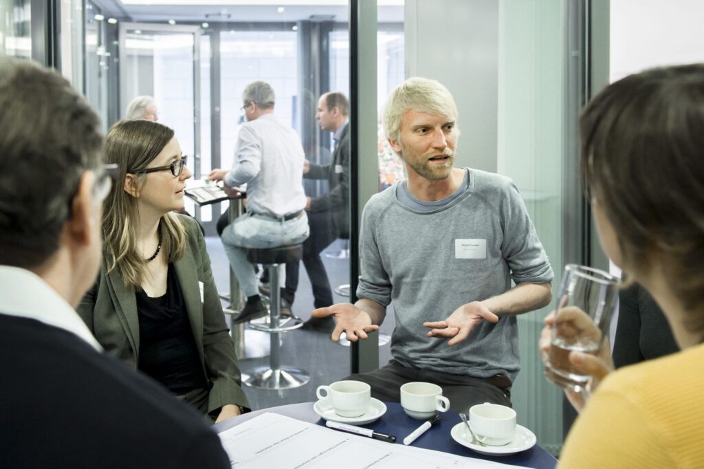 Teilnehmende einer Arbeitsgruppe im Gespräch
