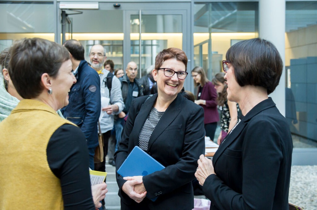 Teilnehmende lachend im Gespräch