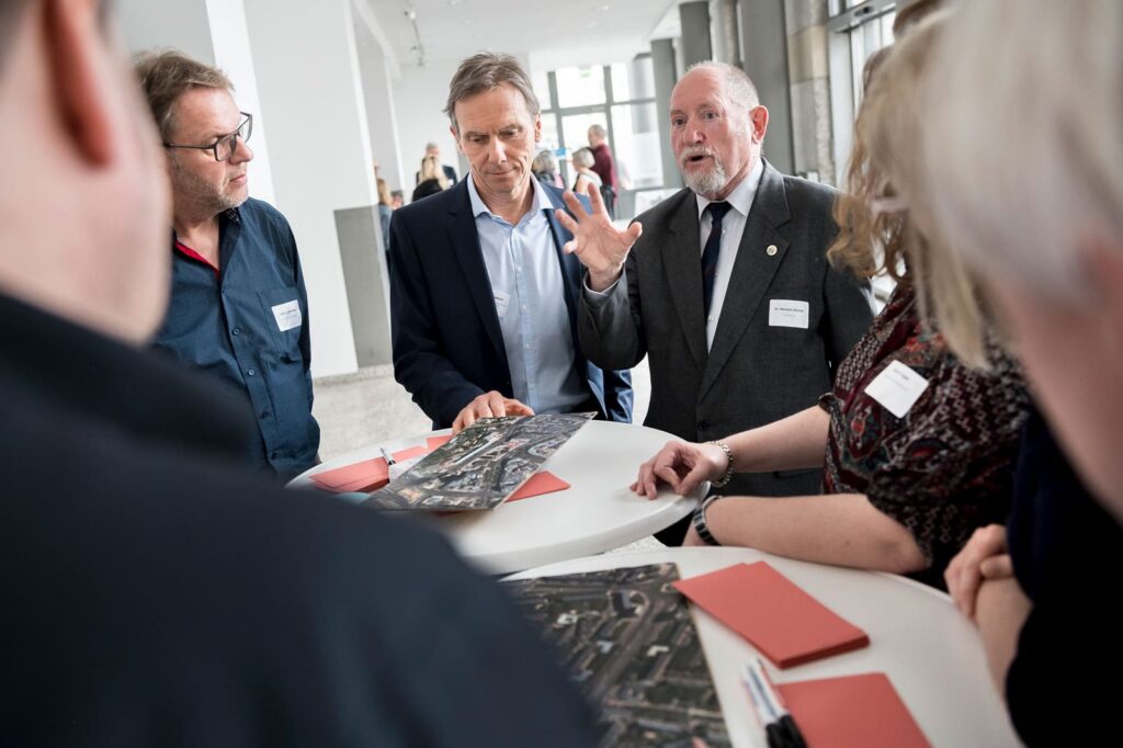 mehrere Personen an einem Tisch im Gespräch