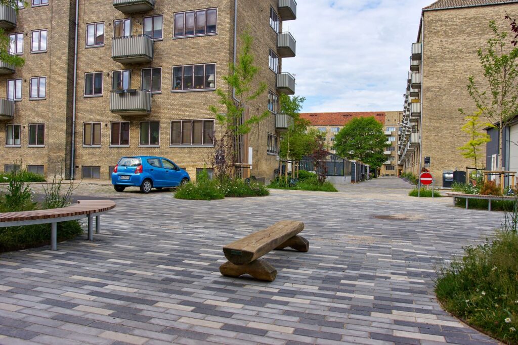 Platz mit begrünten Baumscheiben und Sitzgelegenheiten