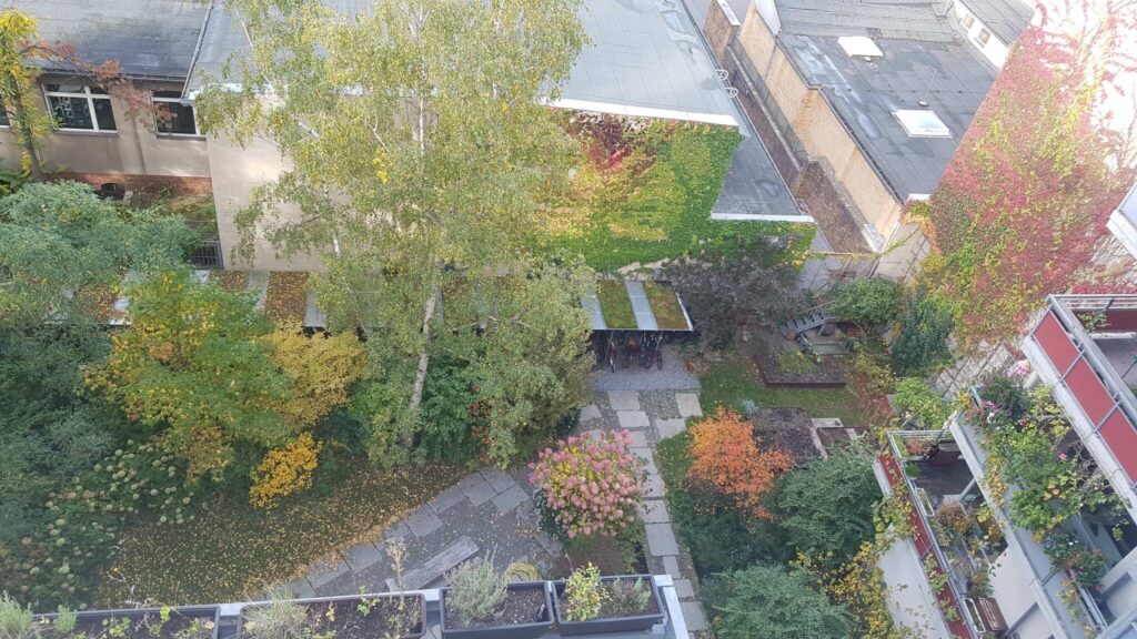 Grüner Hofgarten der Baugruppe Moabit B27 aus der Vogelperspektive