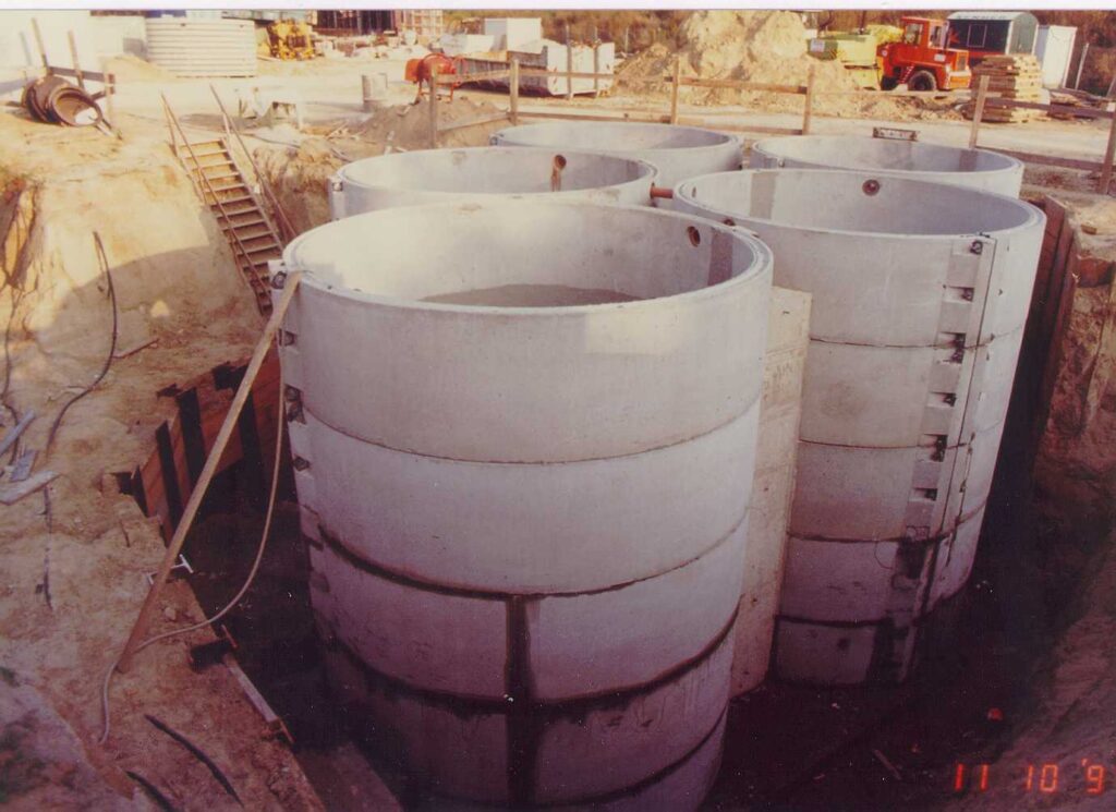 Zisterne im Bau - Seitenansicht in Baugrube