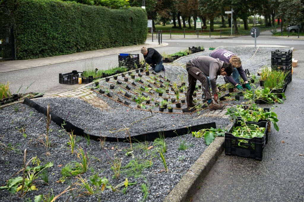 Das Team der TU Berlin bei der Bepflanzung