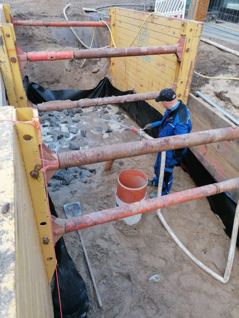 Baumrigole im Bau - Einschlämmen von Feinsubstrat - Bundesliegenschaft