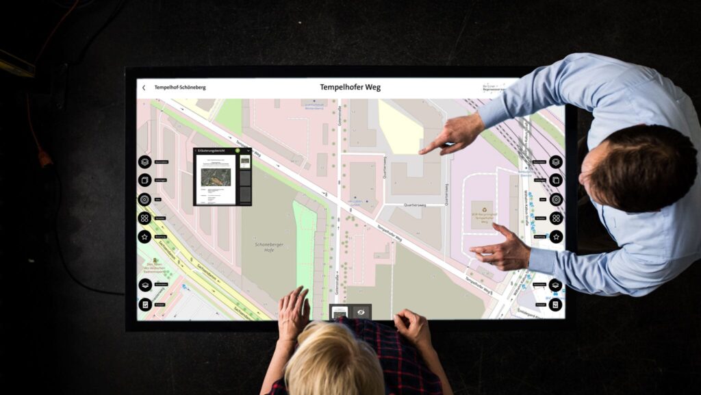 Blick von oben auf den digitalen Planungstisch