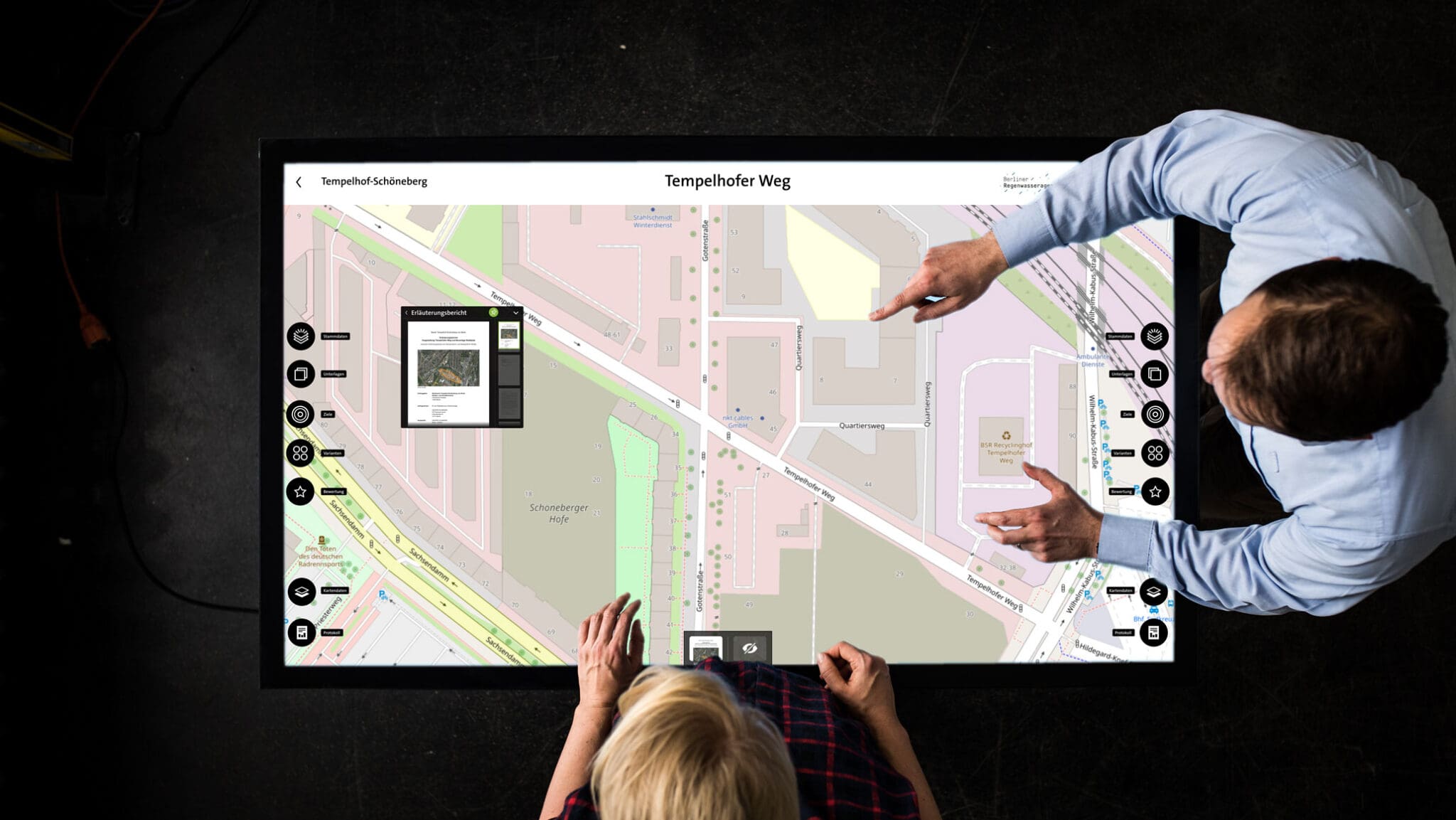 Blick von oben auf den digitalen Planungstisch