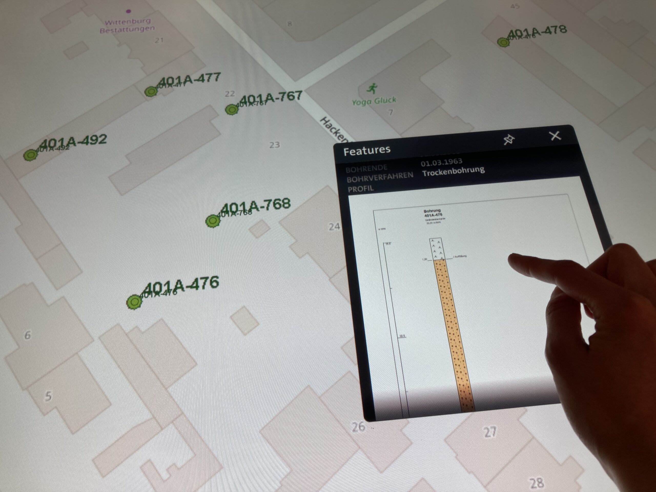 Eine Hand bedient den digitalen Planungstisch