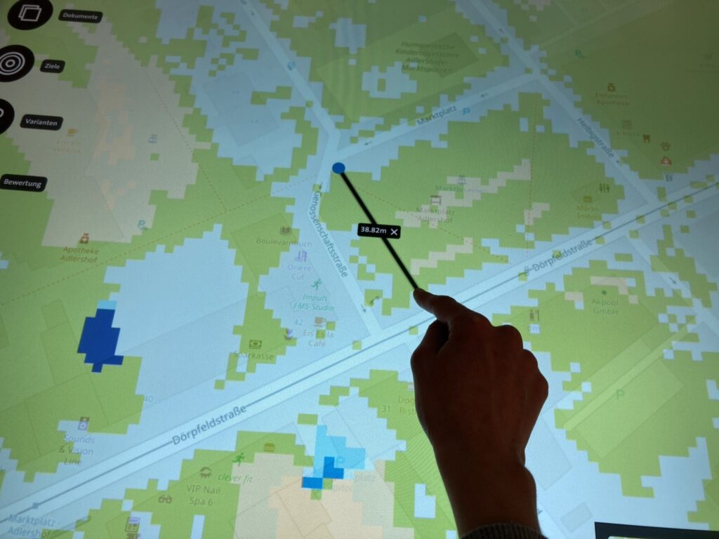 Eine Hand bedient den digitalen Planungstisch