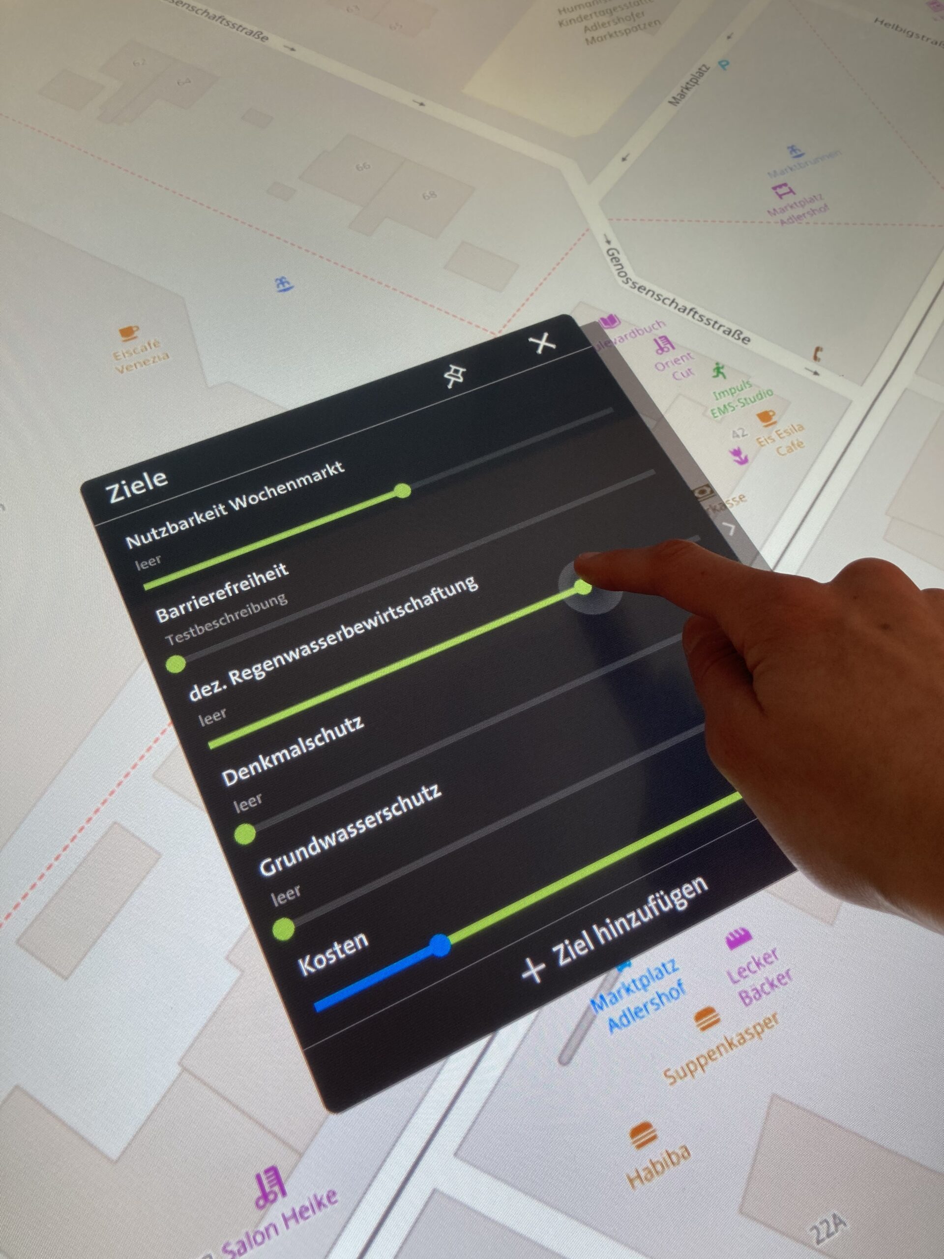 Eine Hand bedient den digitalen Planungstisch