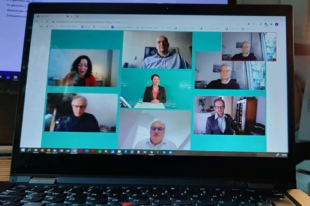 Videokonferenz mit mehreren Teilnehmenden auf einem Laptop-Bildschirm