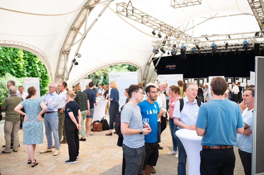 Die Gäste des Forums Regenwasser im Austausch mit den Ideengeber:innen