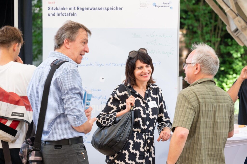 Die Gäste des Forums Regenwasser im Austausch mit den Ideengeber:innen