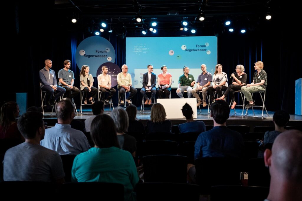 Gesprächsrunde mit allen 10 Ideengeber:innen und den Moderator:innen auf der Bühne