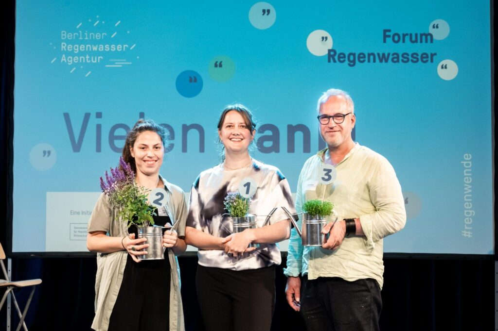 Die drei Publikumssieger des Wettbewerbs 10 Ideen für die Schwammhauptstadt auf der Bühne