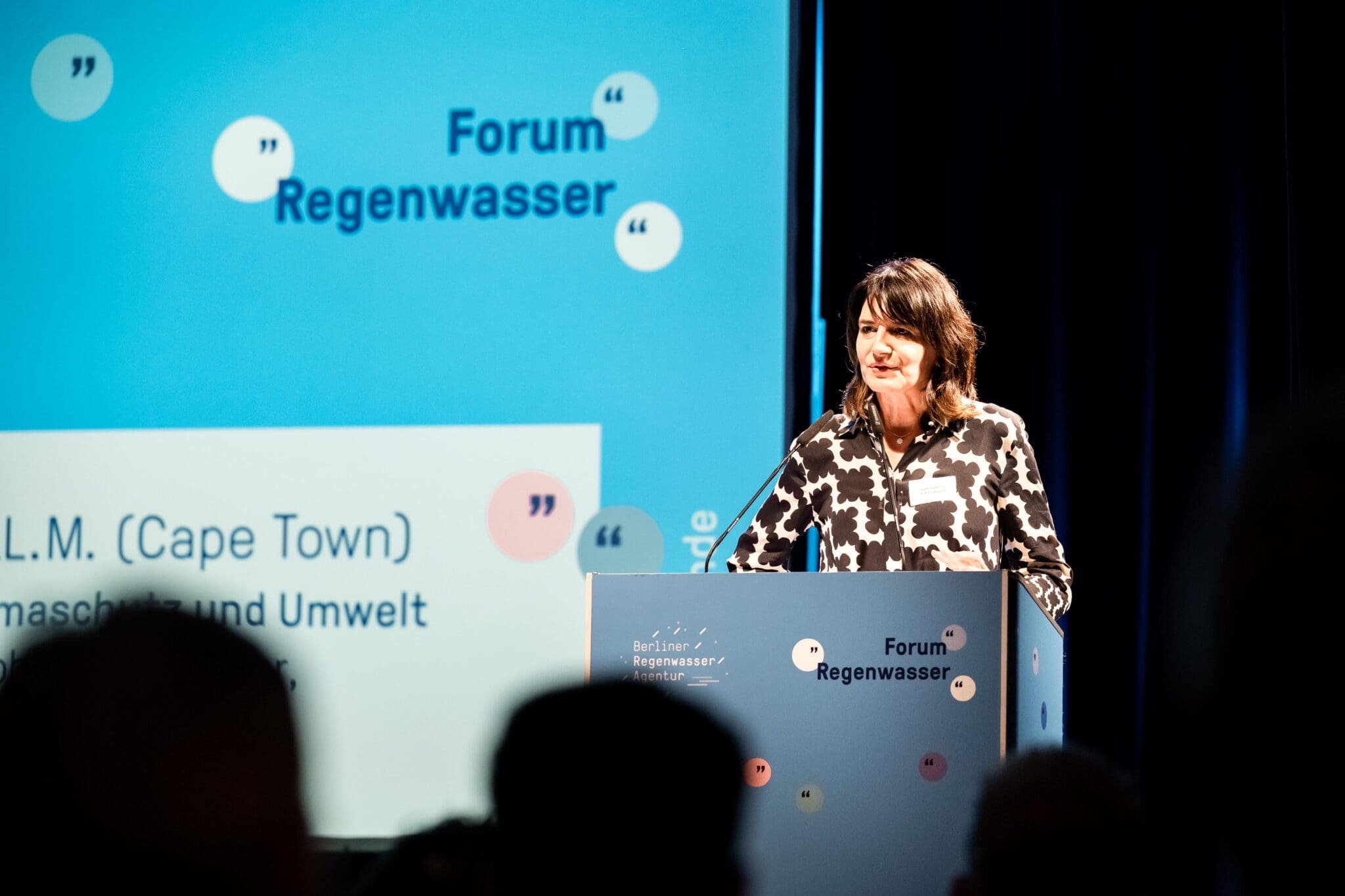 Grußwort von Staatssekretärin Britta Behrendt auf der Bühne
