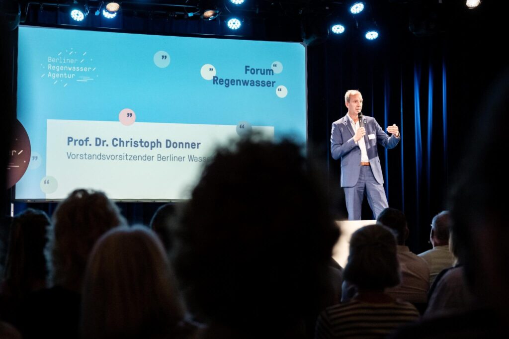 Grußwort des Chefs der Berliner Wasserbetriebe Christoph Donner auf der Bühne