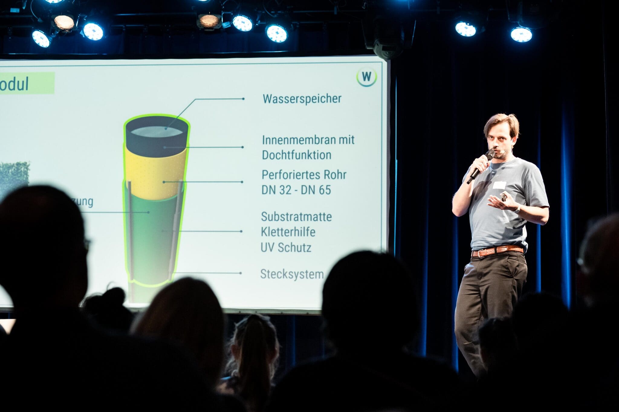Tillmann Uhrig präsentiert auf der Bühne