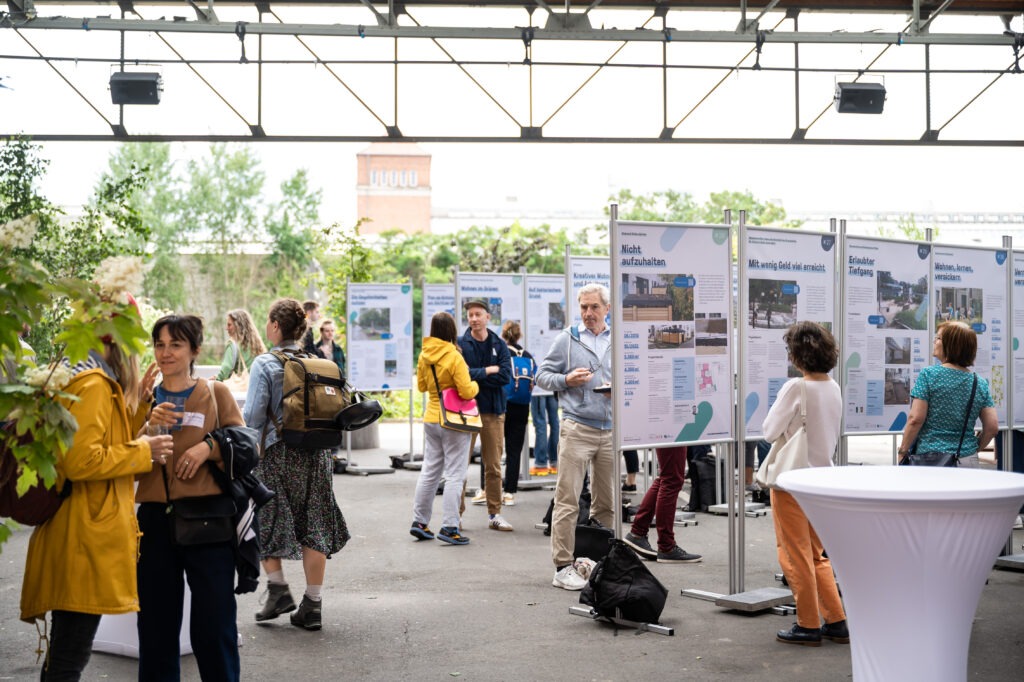 Teilnehmende des Forums im Gespräch bei der Plakatausstellung
